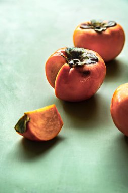 Yeşil tahta üzerinde taze hurma.