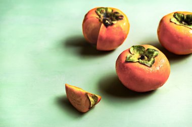 Yeşil ahşap üzerinde taze hurma