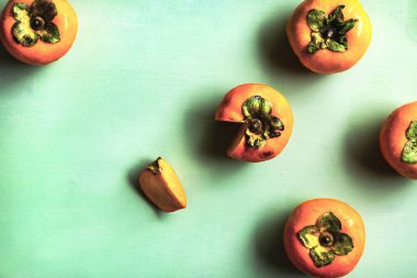 Yeşil tahta üzerinde taze hurma.