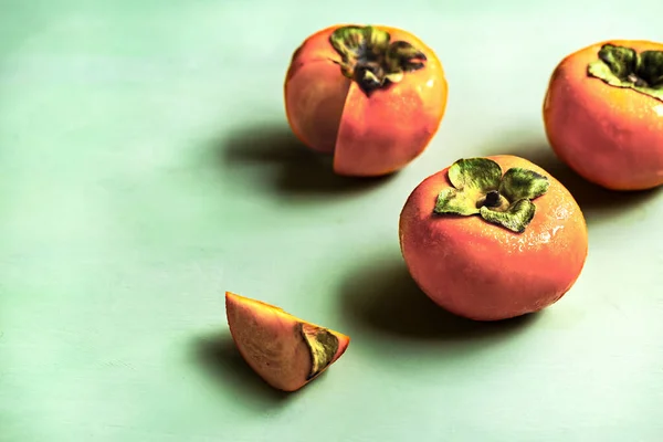 Świeże Persimmons Zielonym Drewnie — Zdjęcie stockowe