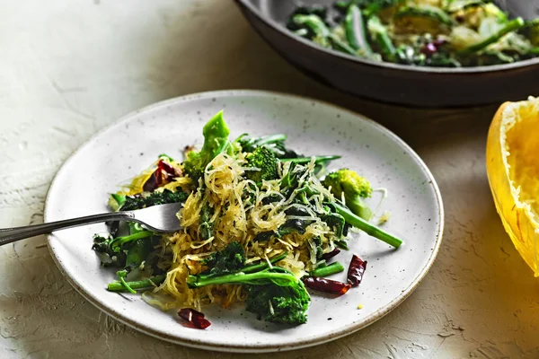 Kale Kuşkonmaz Peaand Brokoli Kurutulmuş Chili Ile Spagetti Kabağı — Stok fotoğraf