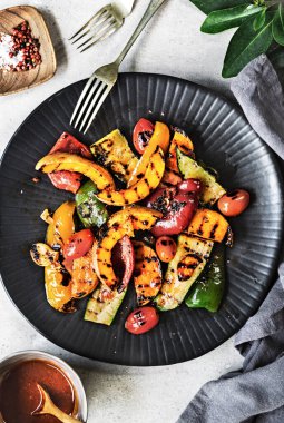 Izgara tereyağlı kabak, domates kabağı, Harissa soslu biber.