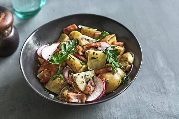 Pastırmalı Patates Kasede Turp Salatası — Stok fotoğraf