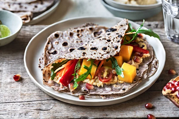 Arúgula Zanahoria Mango Hummus Con Envoltura Tortilla Púrpura Dulce —  Fotos de Stock