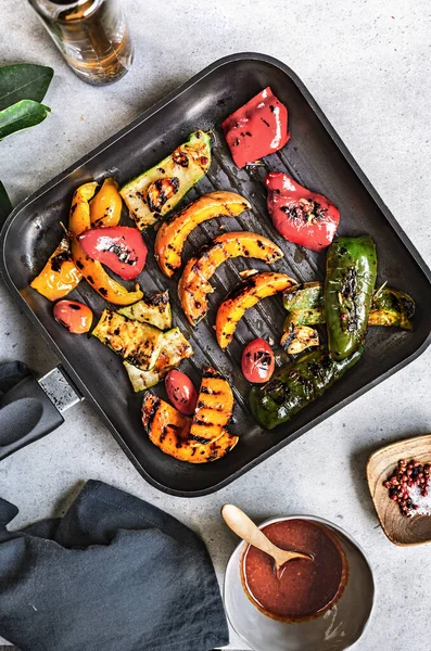 Grilled Butternut Squash Tomaat Zucchini Peper Met Harissa Saus Stockfoto