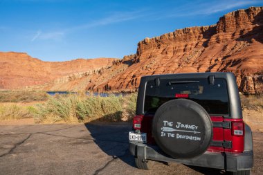 Glen Canyon NR, AZ, ABD - 25 Eylül 2020: Koruma parkı boyunca park edilmiş bir Jeep Wrangler Sınırsız Spor