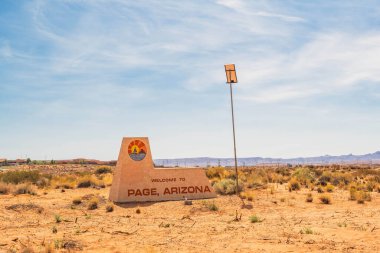 Sayfa, AZ, ABD - 26 Eylül 2020: Şehrin giriş noktasında bir karşılama tabelası