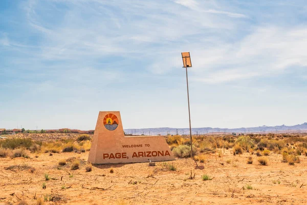 Sayfa, AZ, ABD - 26 Eylül 2020: Şehrin giriş noktasında bir karşılama tabelası