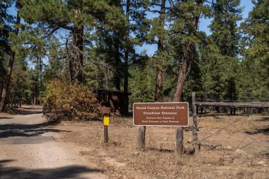 Grand Canyon NP, AZ, ABD - 11 Ekim 2020: Koruma parkının giriş noktasında bir karşılama tabelası