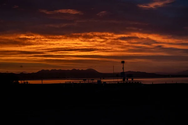 カリフォルニア州エルシノア湖の劇的な活気ある夕日の風景 — ストック写真