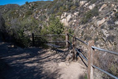 Korunaklı parkın izini sürerken manzaralı dağ manzarası