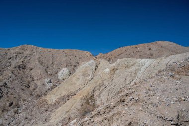 Koruma parkının korunan bölgesindeki destansı dağ manzarası