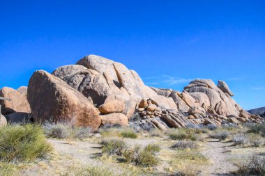 Çölün yürüyen patikasından destansı dağ manzarası