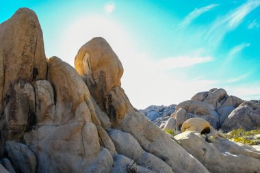 Çölün yürüyen patikasından destansı dağ manzarası