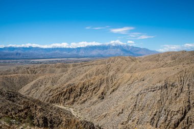 Herman Yürüyüşü 'nün parkta yürüdüğü destansı dağ manzarası.