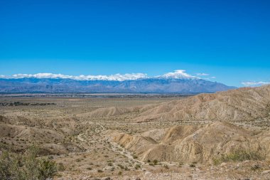 Herman Yürüyüşü 'nün parkta yürüdüğü destansı dağ manzarası.