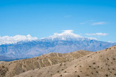 Herman Yürüyüşü 'nün parkta yürüdüğü destansı dağ manzarası.