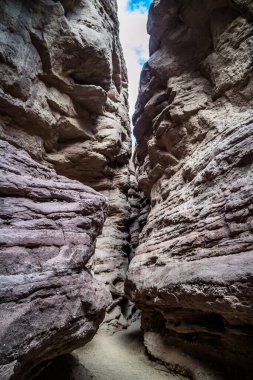 Merdiven Yürüyüşü 'nün parkta yürüdüğü destansı dağ manzarası.