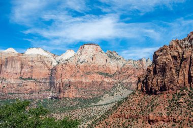 Koruma parkının yürüyüş izinden destansı dağ manzarası