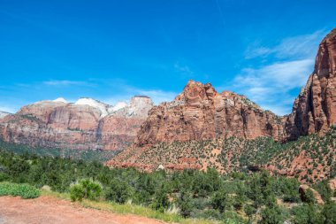 Koruma parkının yürüyüş izinden destansı dağ manzarası