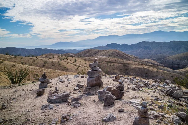 Ein Menschengemachter Steinhaufen Den Geschichteten Zerklüfteten Felsformationen Des Parks — Stockfoto