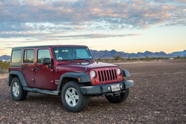 Quartzite, AZ, ABD - 1 Ocak 2020: Koruma parkı boyunca park edilmiş bir Jeep Wrangler Sınırsız Spor