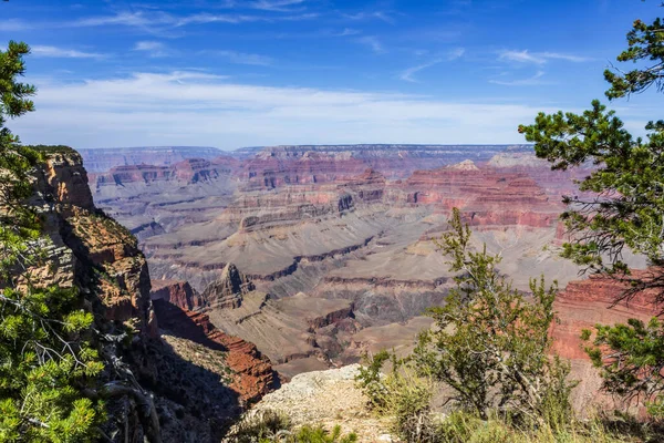 Parkın yürüyüş izinden destansı kanyon manzarası