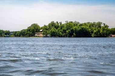 Huzurlu bir göl manzaralı, ferahlatıcı bir su akıntısı.