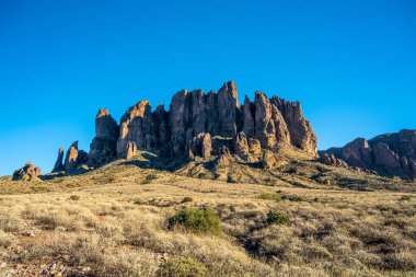 Koruma parkının yürüyüş izinden destansı dağ manzarası