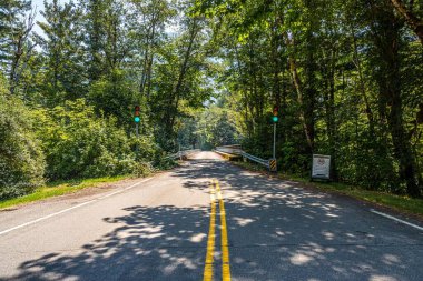Kuzey Cascades NP, Washington 'a giden uzun bir yol.