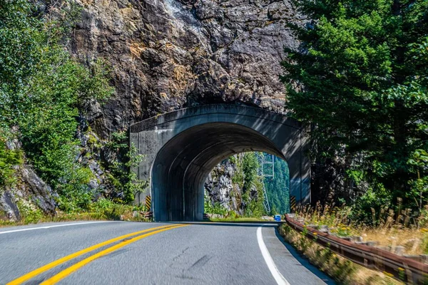 Ένα Μακρύ Δρόμο Κάτω Από Δρόμο Πηγαίνει Προς Βόρεια Cascades — Φωτογραφία Αρχείου