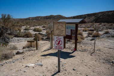 Palm Springs, CA, ABD - 6 Mart 2021 Koruma Alanının giriş noktasında bir karşılama tabelası