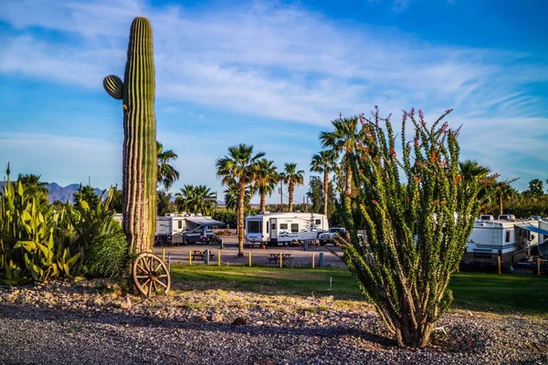Yuma, AZ, ABD - 7 Kasım 2021 Karavanımızın büyüleyici görüntüsünün tadını çıkarıyoruz