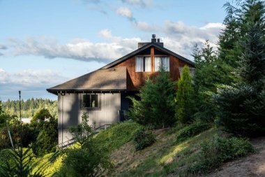 Portland, OR, USA - 6 Haziran 2021 Çevre manzaralı büyük bir huzurevi