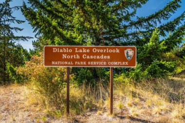 Kuzey Cascades NP, WA, ABD - 18 Ağustos 2021: Koruma parkının giriş noktasında bir karşılama tabelası