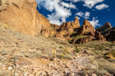 Koruma parkının yürüyüş izinden destansı dağ manzarası