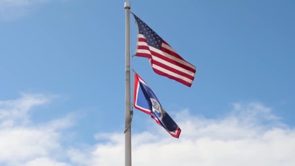 Een Vlag Wapperend Langs Stad Cheyenne Wyoming — Stockvideo