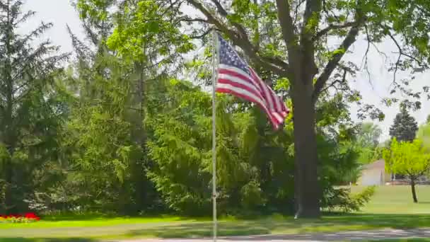 Een Vlag Zwaaiend Langs Stad Fargo North Dakota — Stockvideo