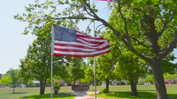 Una Bandera Ondeando Por Ciudad Fargo Dakota Del Norte — Vídeo de stock