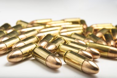 beyaz zemin üzerine 9mm mermiler