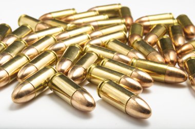 beyaz zemin üzerine 9mm mermiler