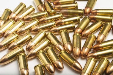 beyaz zemin üzerine 9mm mermiler