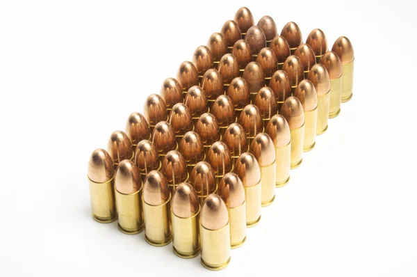 Balles de 9mm dans une rangée — Photo