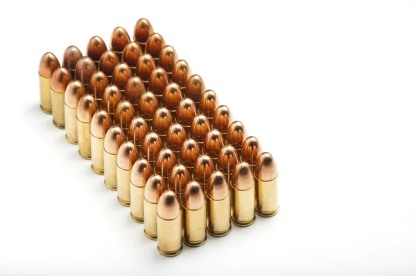 Balles de 9mm dans une rangée — Photo