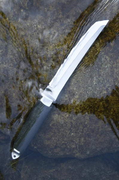 Tanto nóż w wodzie — Zdjęcie stockowe