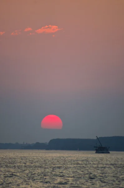 Beautiful sunset over the river — Stock Photo, Image