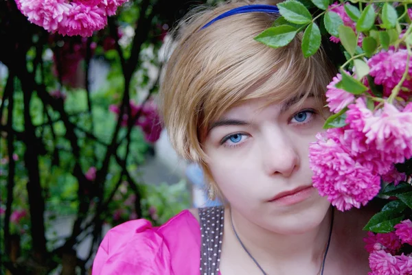 Girl with a rosebush, rosebush, blonde with flowers — Stock Photo, Image