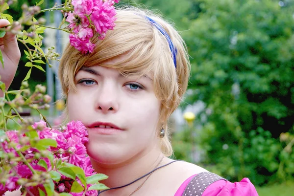 Mädchen mit Rosenstrauch, Rosenstrauch, Blondine mit Blumen — Stockfoto