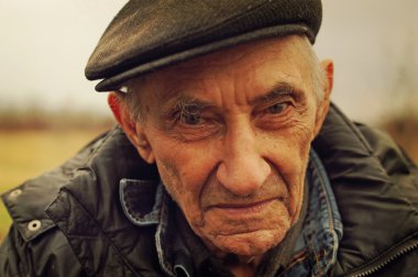Yaşlı adam.