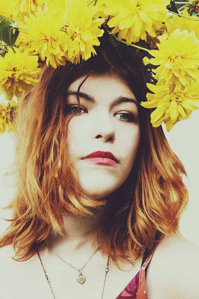 A menina com flores de verão no cabelo — Fotografia de Stock